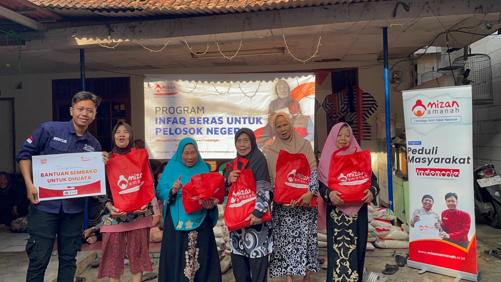 Penyaluran 100 Paket Sembako untuk Lansia dhuafa, Pelosok Negeri, Desa Pangkalan Jati, Depok
