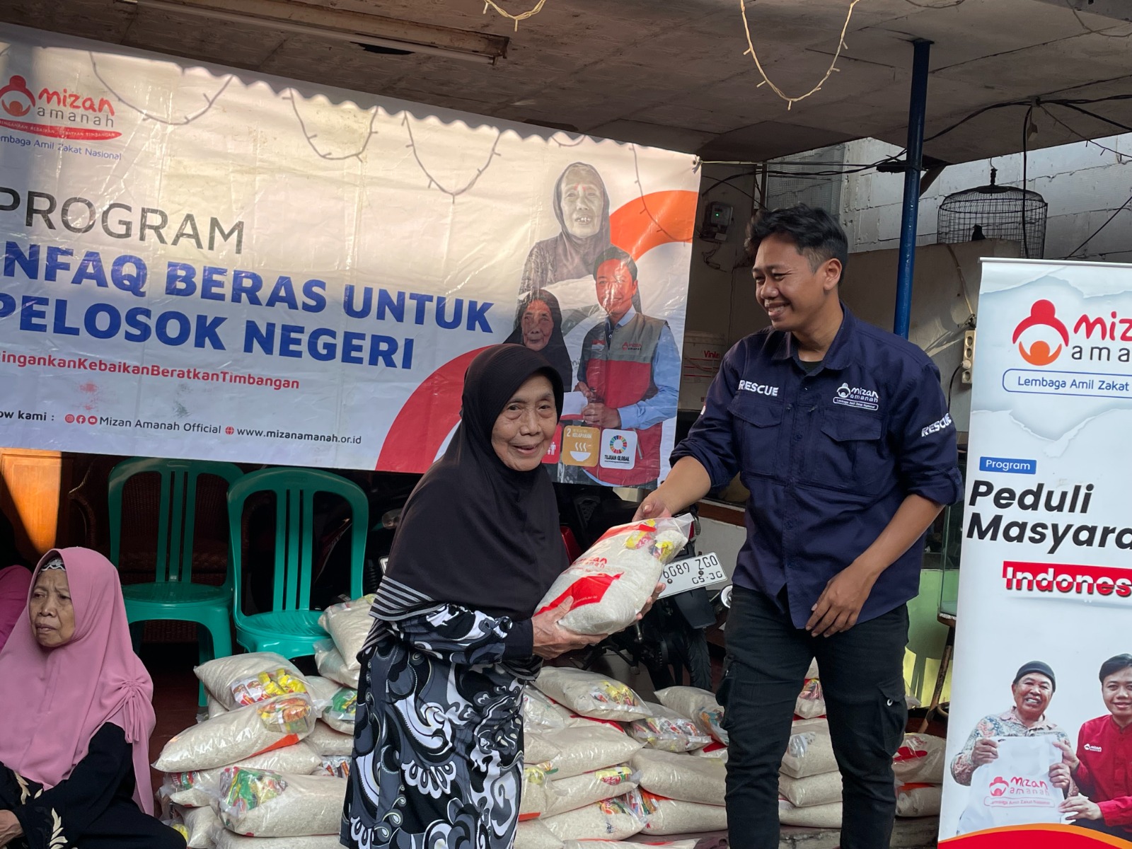 Penyaluran 100 Paket Sembako untuk Lansia dhuafa, Pelosok Negeri, Desa Pangkalan Jati, Depok

