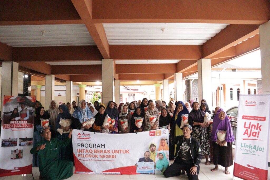 Kolaborasi LinkAja dan Mizan Amanah, Butir Beras Butir Pahala: Hadirkan Senyum di Kp. Legok, Tasikmalaya.