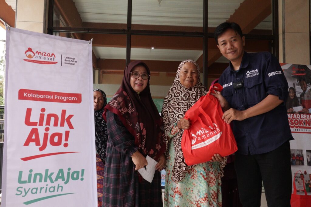 Kolaborasi LinkAja dan Mizan Amanah, Butir Beras Butir Pahala: Hadirkan Senyum di Kp. Legok, Tasikmalaya.