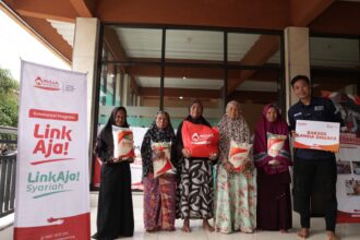 Kolaborasi LinkAja dan Mizan Amanah, Butir Beras Butir Pahala: Hadirkan Senyum di Kp. Legok, Tasikmalaya.